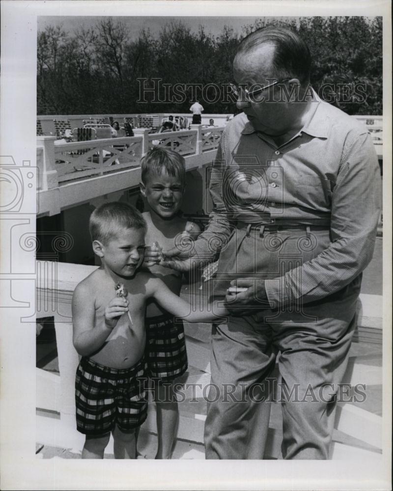 1965 Press Photo ChairDonald Power, GenTel and Electronic Corp andGrand kids - Historic Images