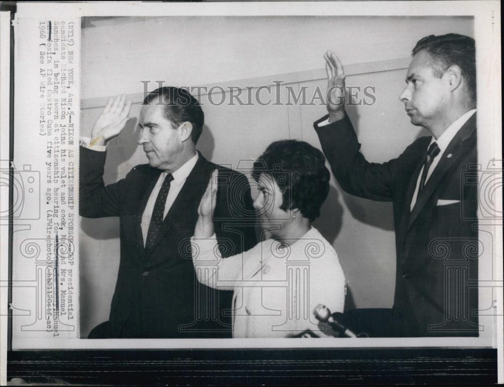 1968 Press Photo GOP Pres nominee Richard Nixon w/ Mr &amp; Mrs Manuel Sanchez - Historic Images