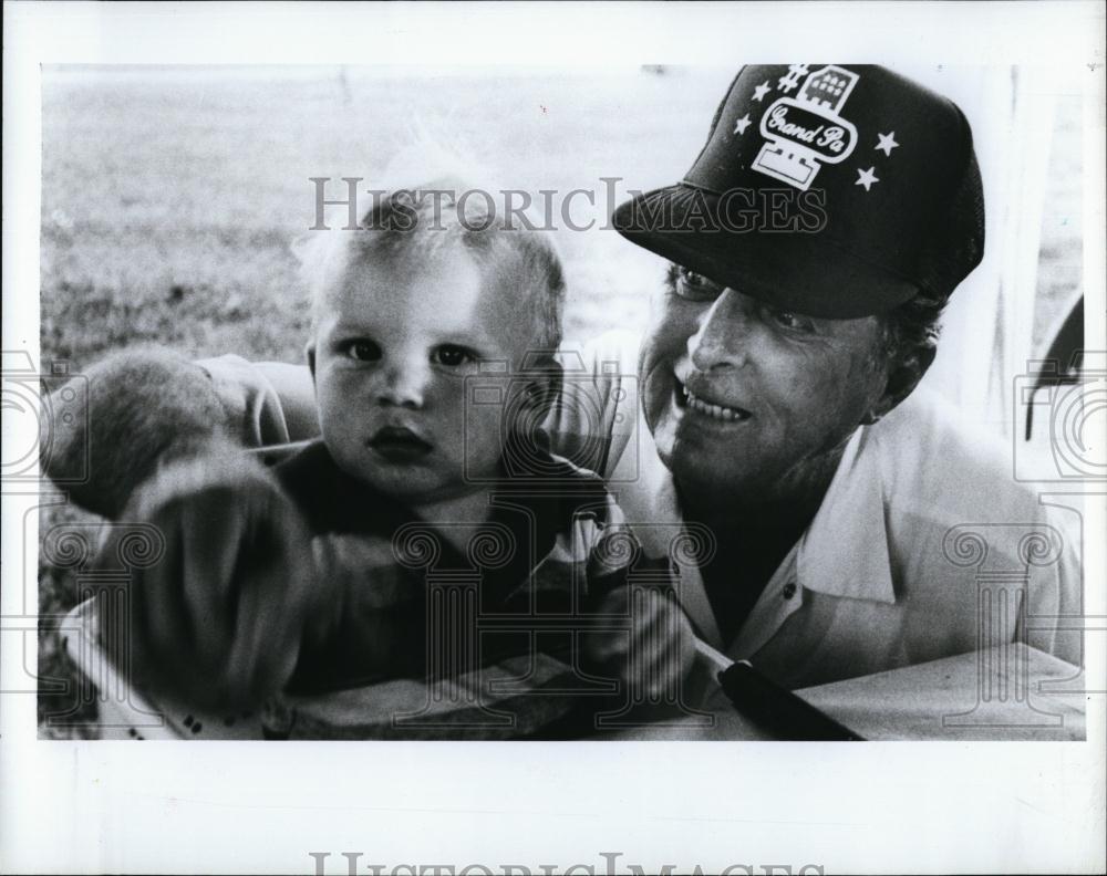 1990 Press Photo Thomas Kilpatrick Jr and grandson John Wesley Kilpatrick III - Historic Images