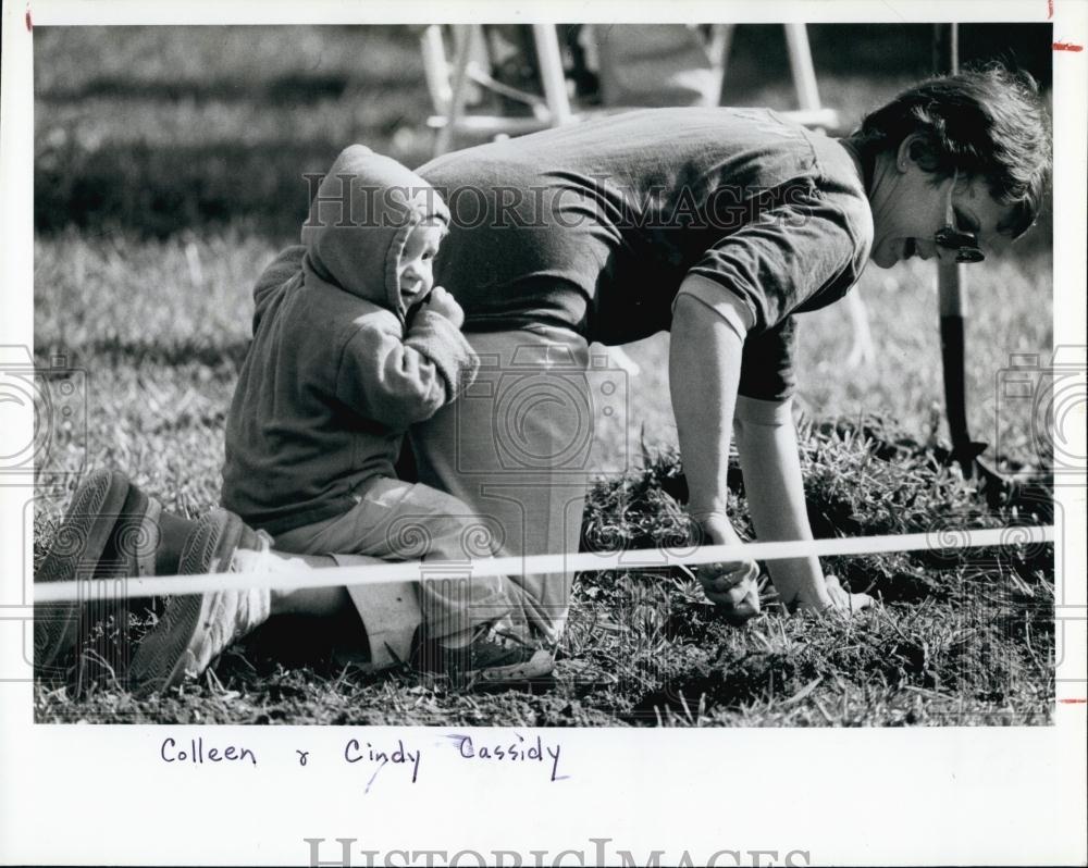 1982 Press Photo Colleen &amp; Cindy Cassidy in their Florida garden - RSL66307 - Historic Images