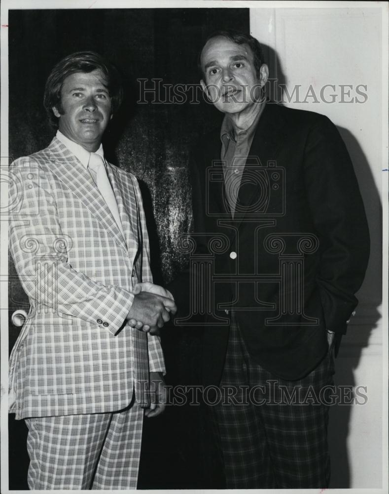 1977 Press Photo HOward N Smith sec of economic affairs MLEC Pres Phil McMann - Historic Images