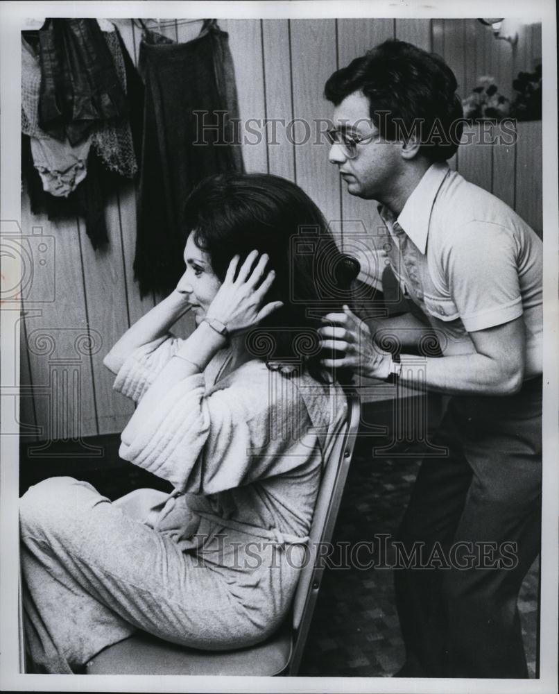 1978 Press Photo Bernice Massi Fitted Wig for &quot;Man of La Mancha&quot; - RSL79489 - Historic Images