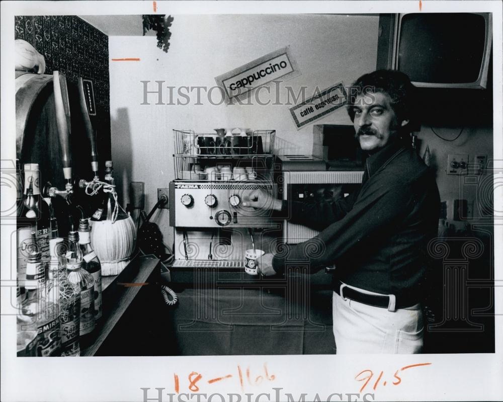 1976 Press Photo Riccardo Milano brews cappuccino on his machine - RSL69841 - Historic Images