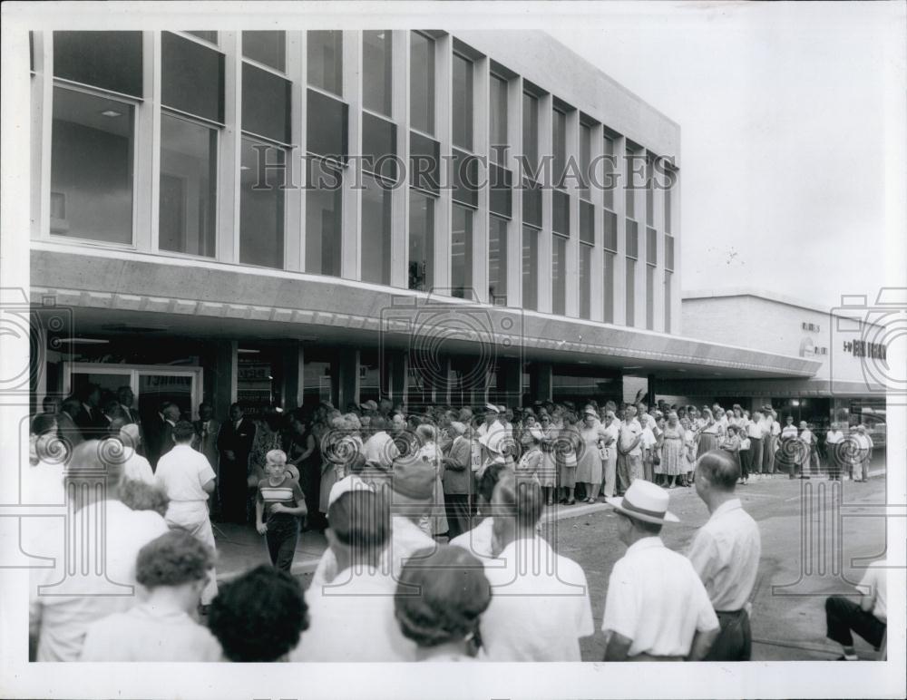 1955 Press Photo First Federal Ribbon cutting ceremony - RSL68471 - Historic Images