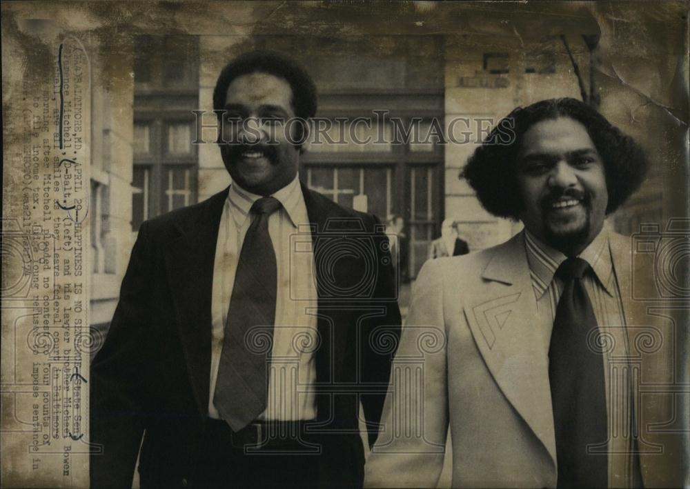 1974 Press Photo Sen Clarence Mitchell And Lawyer Michael Mitchell Leave Court - Historic Images