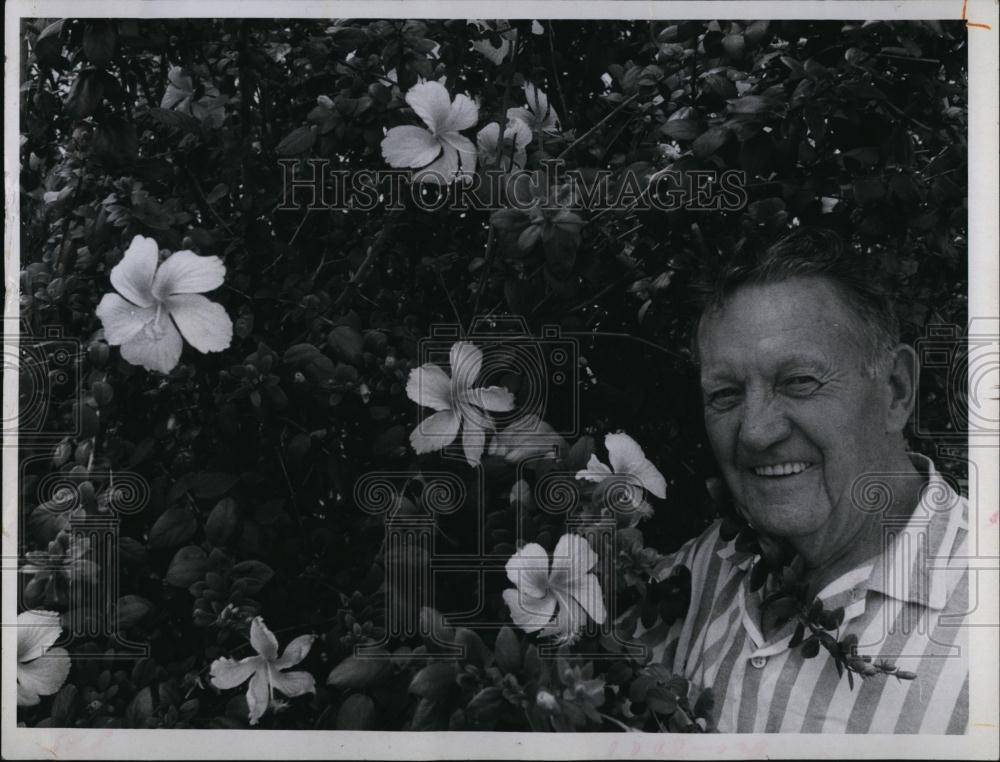 1971 Press Photo Harry James taking care of bowling green flowers plants - Historic Images