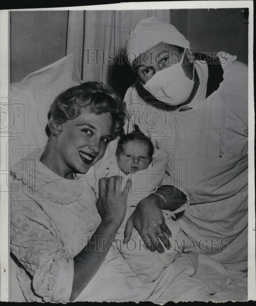 1960 Press Photo 3 Day Old Son of Comedian Winston Sheffield 'Doodles' Weaver - Historic Images