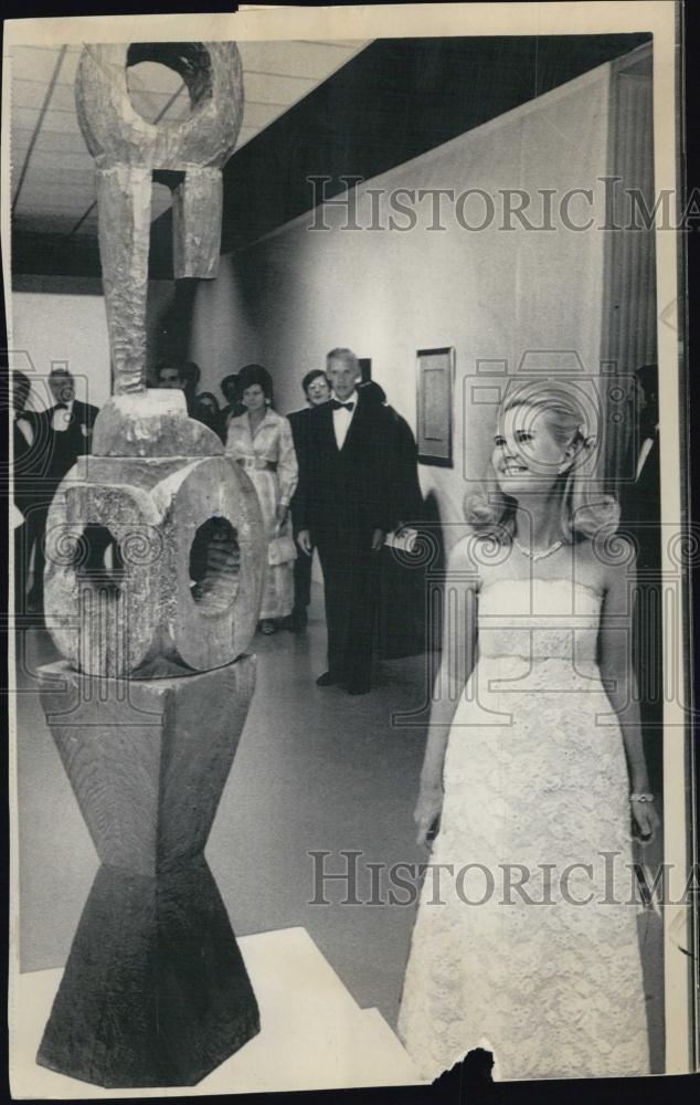 1969 Press Photo Tricia Nixon, the President's oldest daughter, visits Museum - Historic Images