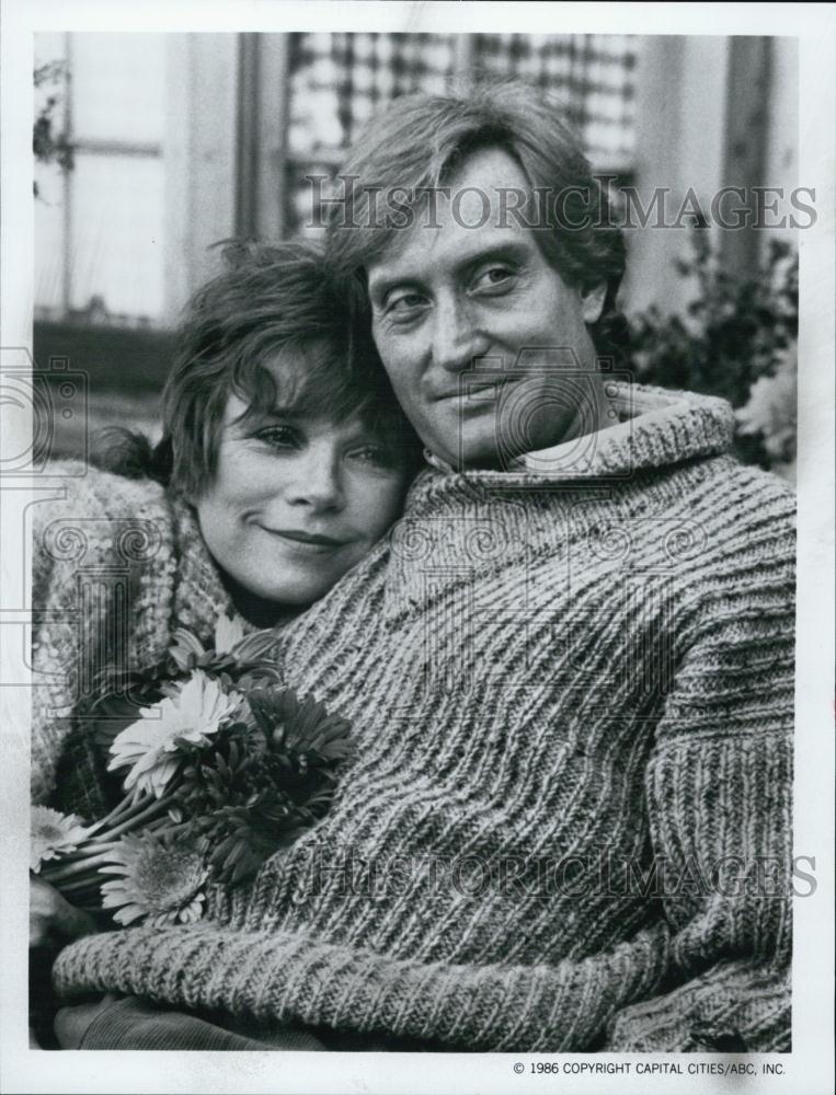 1986 Press Photo Charles Dance Actor Shirley MacLaine Actress Out on A Limb Film - Historic Images