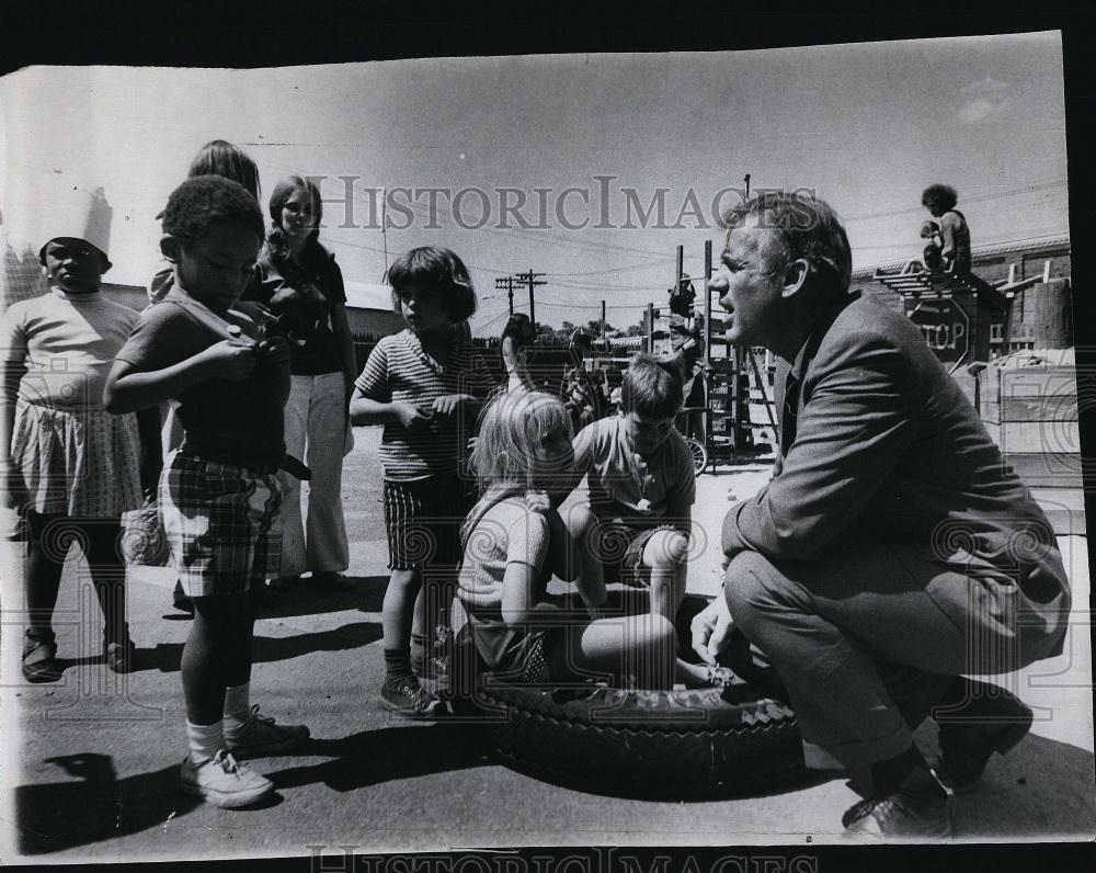 1974 Press Photo Mass Gov Sargent &amp; kids at Day care center in Cambridge - Historic Images