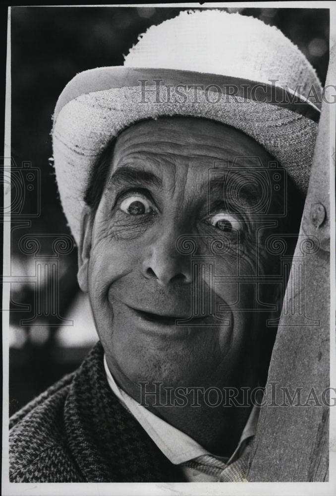 1996 Press Photo An Old Man In a Hat With A Funny Expression In His Eyes - Historic Images