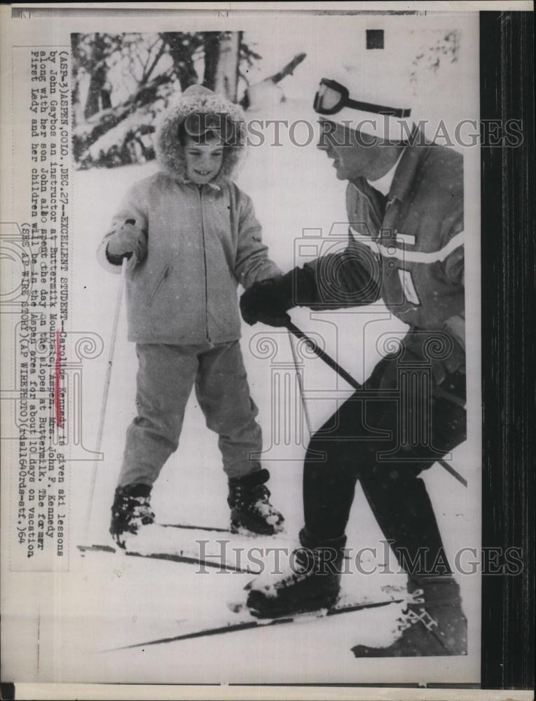 1964 Press Photo Caroline Kennedy, daughter of the US Presgets ski lesson - Historic Images