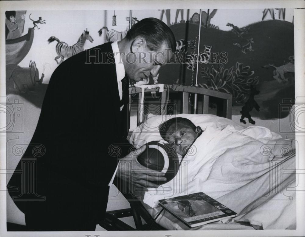 1966 Press Photo Mass Gov Volpe visits Anthony Brincola in hospital after a fire - Historic Images