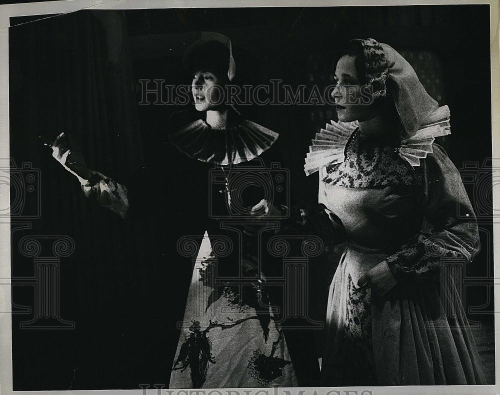 1958 Press Photo Actresses Dorothy Bohen &amp; Nancy Maslen in &quot;Fotheringhay&quot; - Historic Images