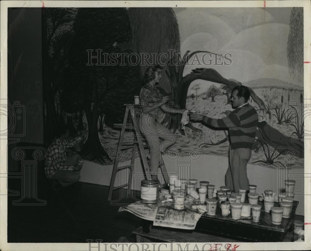 1961 Press Photo Hugh Hall Mrs Parker Miller Charles Dean painting set Showboat - Historic Images