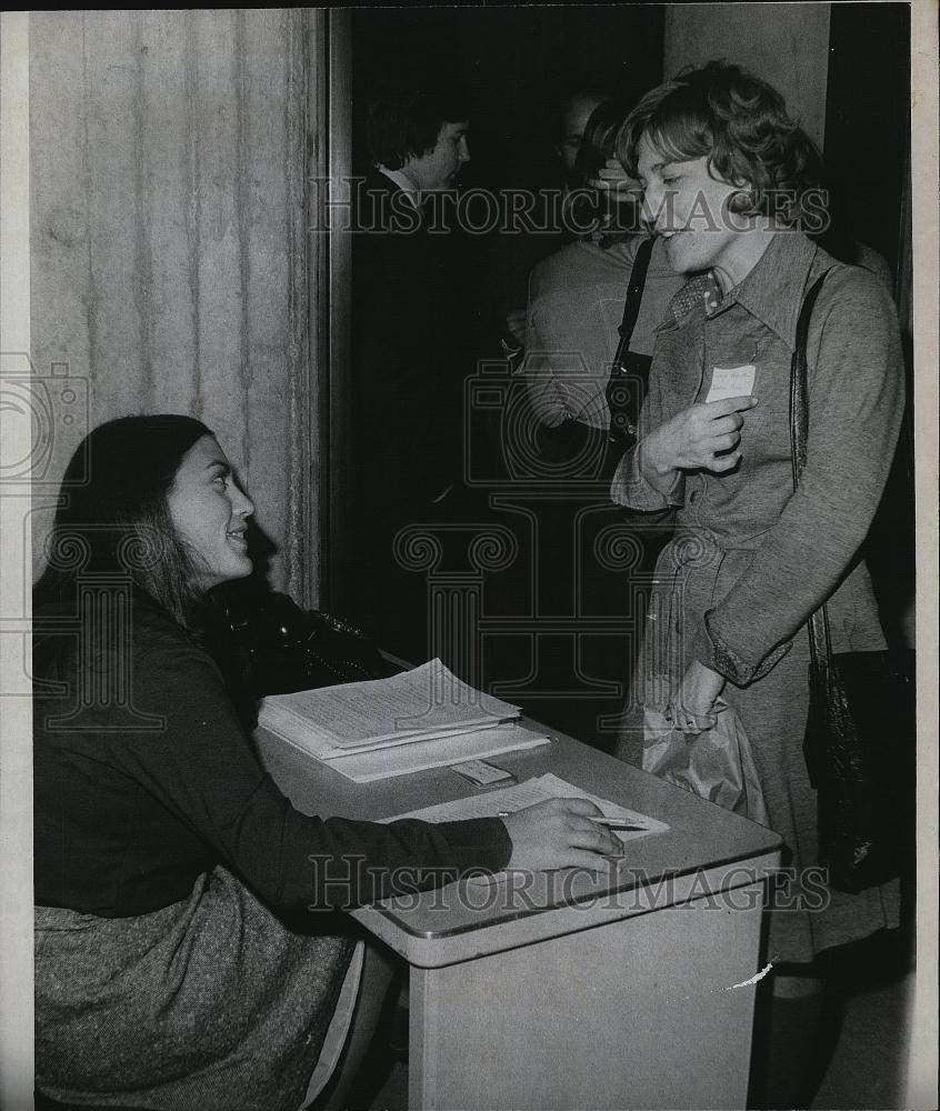 1975 Press Photo Carolyn Manson registering w/ Jane Deutsch of the commission - Historic Images