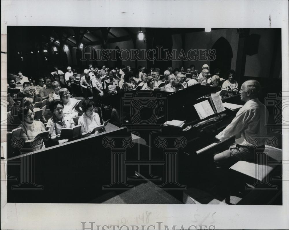 1984 Press Photo Sir David Willcocks teaching in St Petersburg Choir - Historic Images