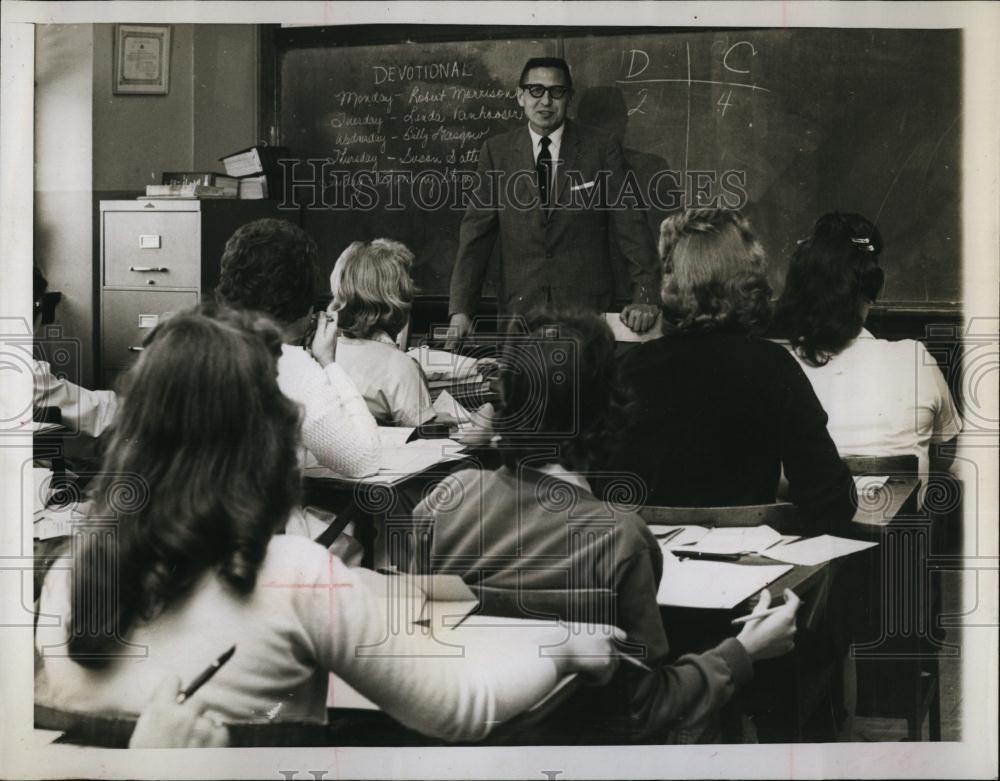 1961 Press Photo Henry Toy teaching in Nashville, Tenn HS - RSL98999 - Historic Images