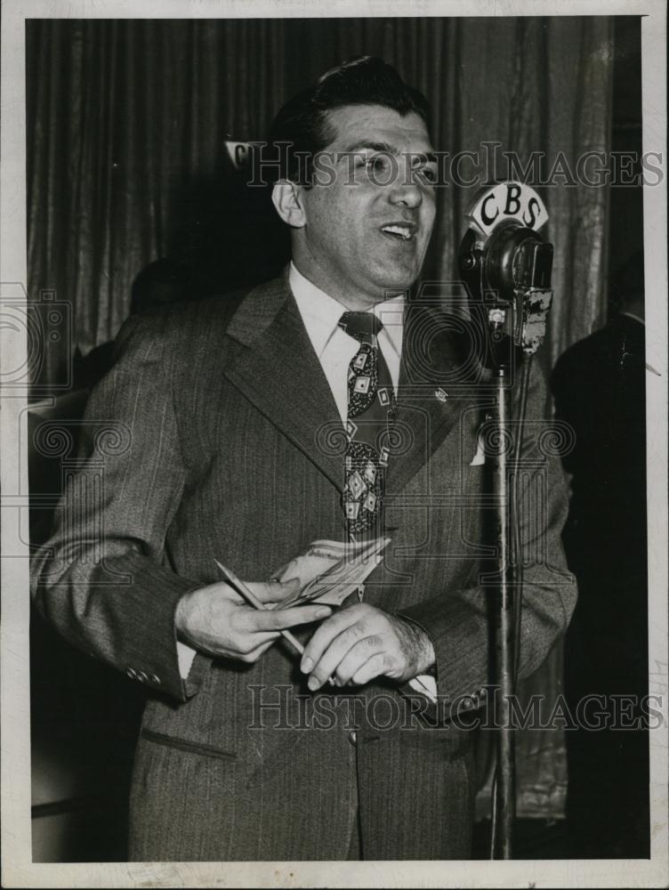 1944 Press Photo Mayfair Entertainer Paddy Cliff Performing CBS - RSL42143 - Historic Images