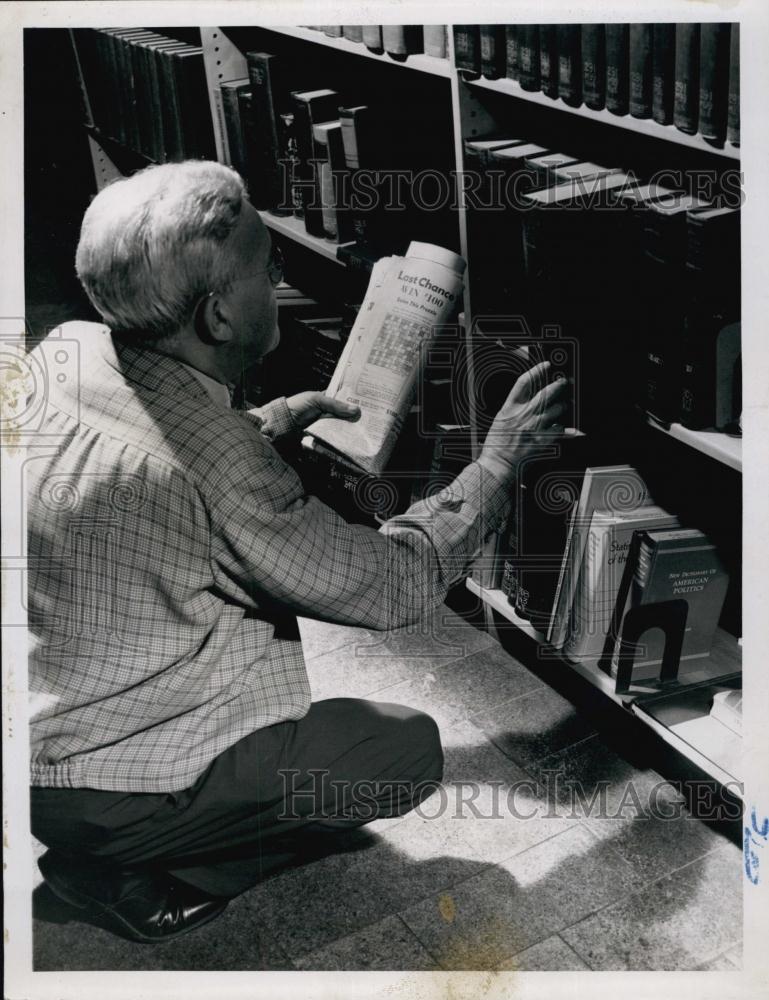 1955 Press Photo C Leslie Sullivan words Pruzzle fun game The Times - RSL62749 - Historic Images