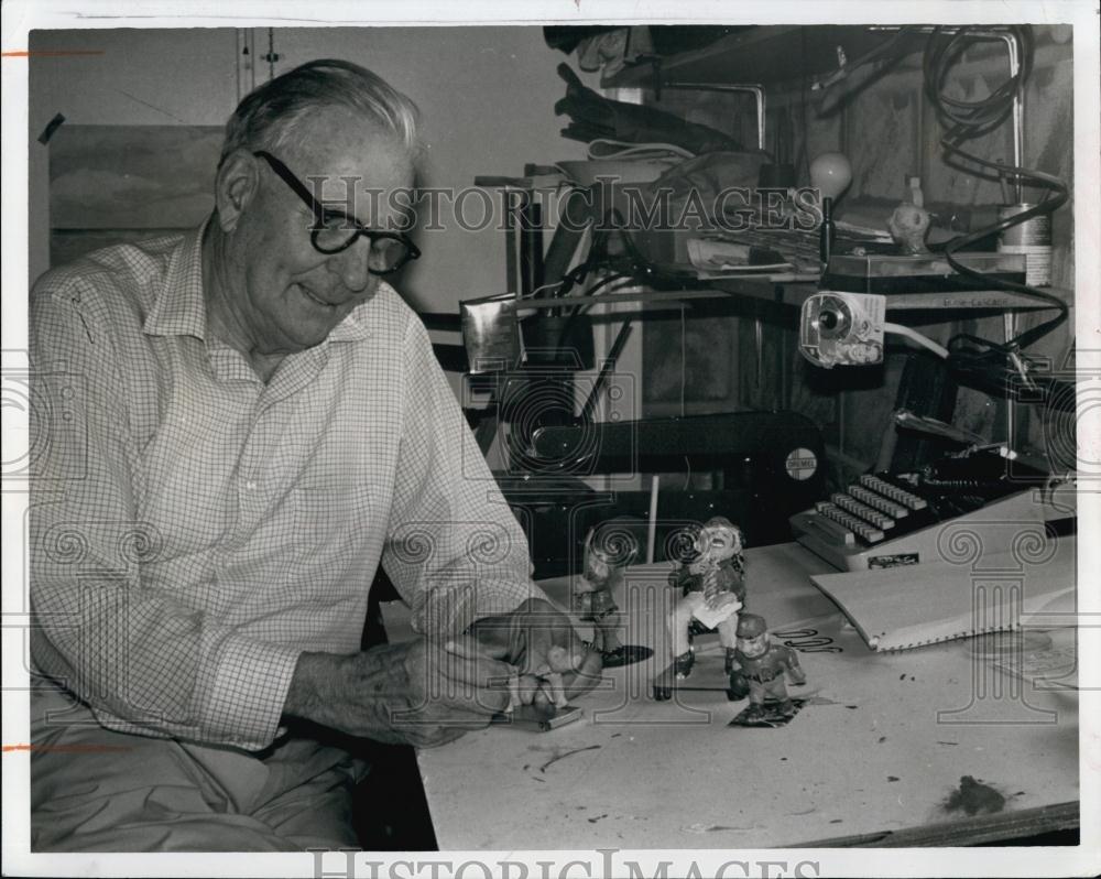 1973 Press Photo Smith Johnson Sun City Center Resident Makes Plastic Toys - Historic Images