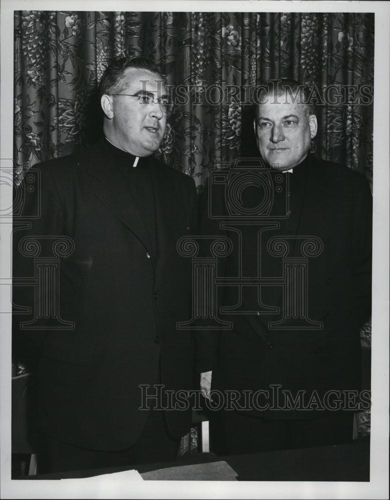 1951 Press Photo Rev Robert J Slavin Attending Conference At Hotel Statler - Historic Images