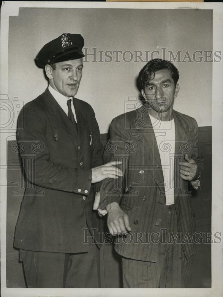 1946 Press Photo Officer Leo Fahey arrested a Robber David Farrah - RSL45277 - Historic Images