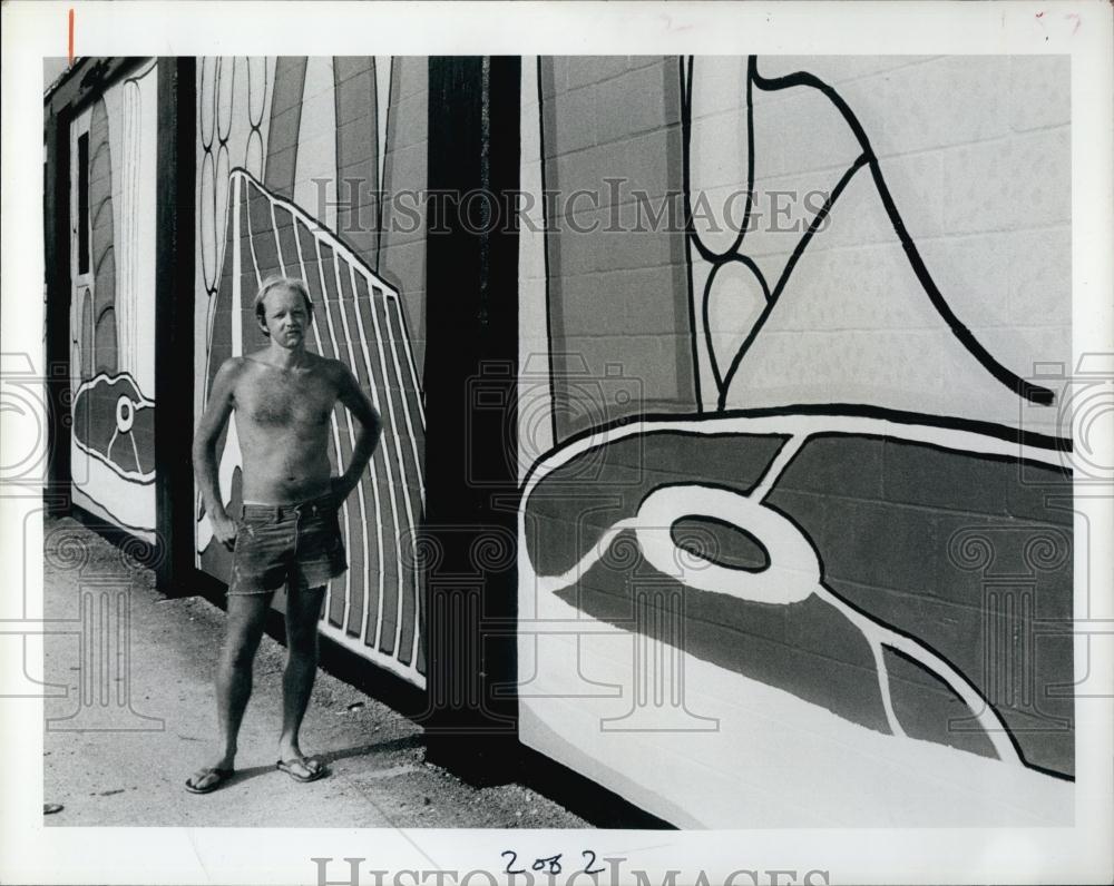 1982 Press Photo Steve Johnson Clearwater Florida Sign Painter Cited Illegally - Historic Images