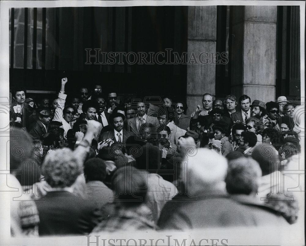 1976 Press Photo SenBill Owens with fellow Blackman at Boston City Hall - Historic Images