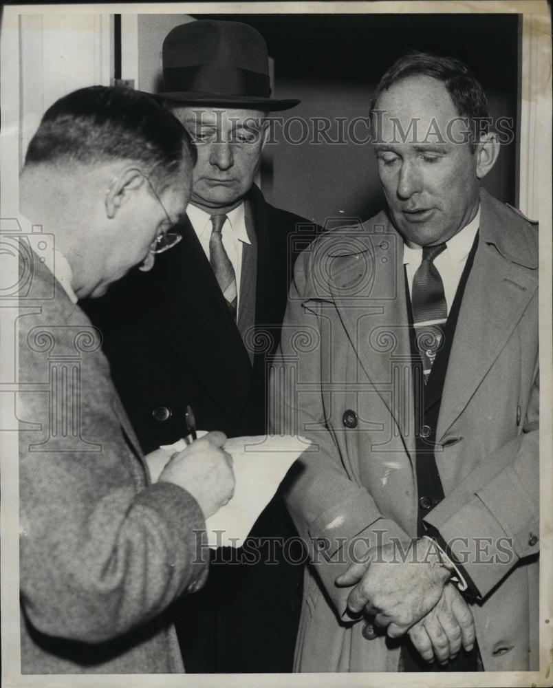 1957 Press Photo Chief Oscar Beck after family hostage case in Hingham, Mass - Historic Images