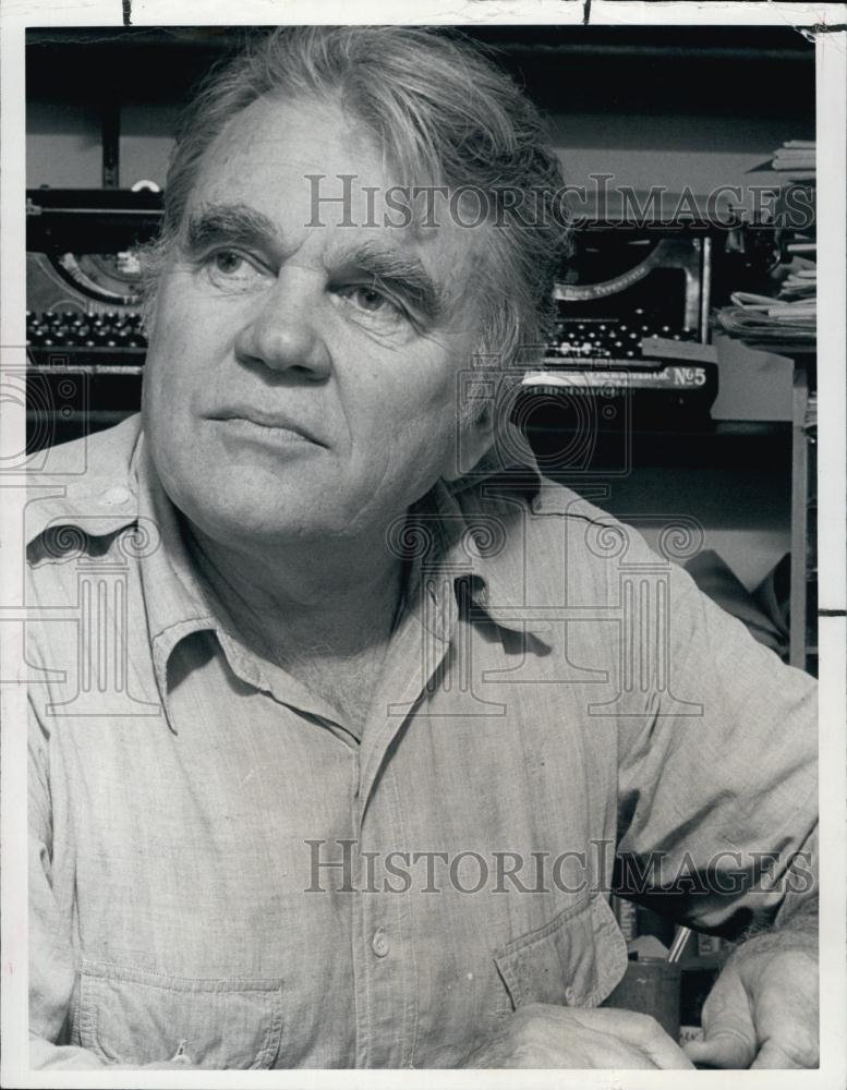 1983 Press Photo Andy Rooney Takes off Special CBS News - RSL64731 - Historic Images