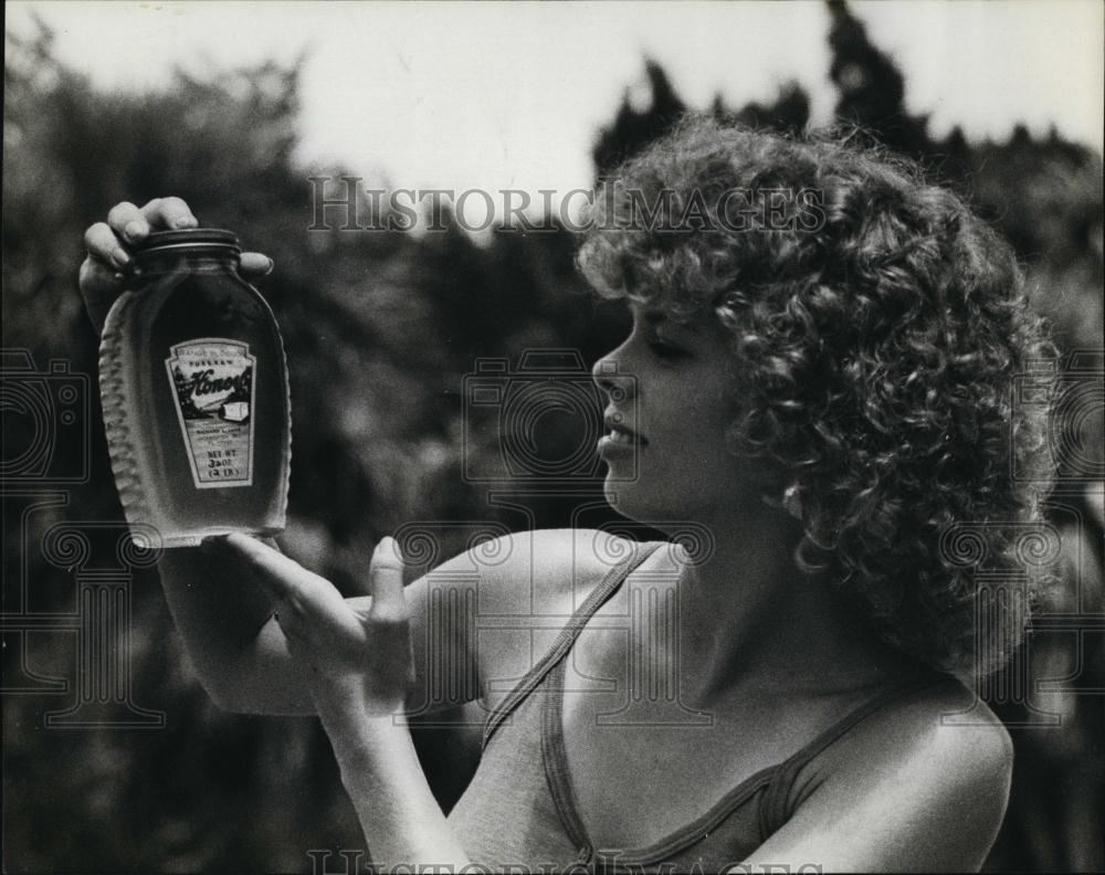 Press Photo Sherlene Jane &amp; honey from her bee hives - RSL95529 - Historic Images