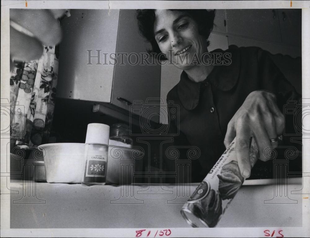 1970 Press Photo Edwina Williams, used canned refrigerator dinner rolls - Historic Images