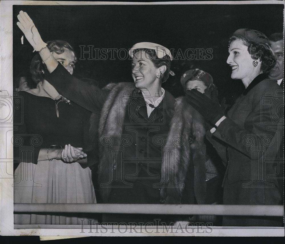 1956 Press Photo Mrs Richard Nixon and Mrs William Knowland - RSL85127 - Historic Images