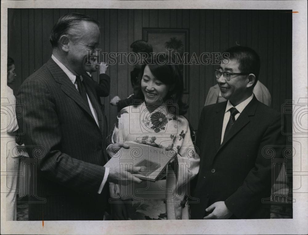 1970 Press Photo Vacation Expo&#39;70 honored Newspaper with Jack Lake - RSL95569 - Historic Images