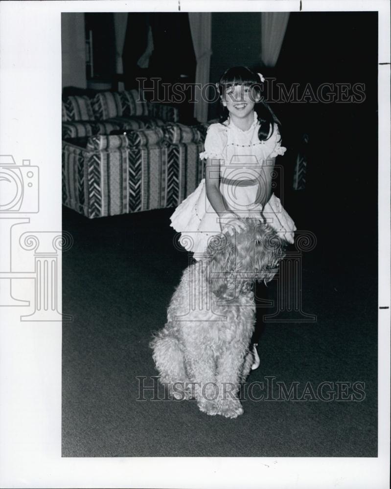 1982 Press Photo Actress Danielle Miller In &quot;Annie&quot; With Shaggy Dog - RSL60935 - Historic Images