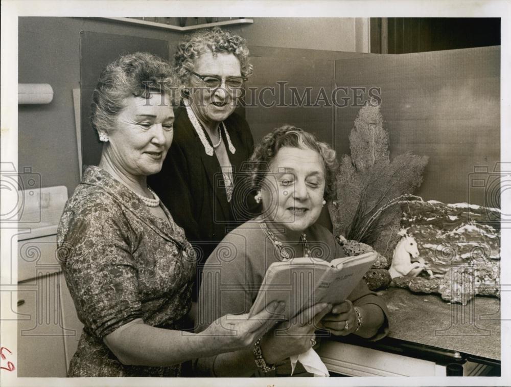 1962 Press Photo Mrs CP Milliard, Mrs CV Brown, Mrs Richard dowing bibles - Historic Images