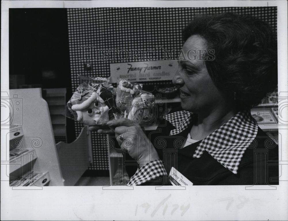 1978 Press Photo Mrs Verna Palmer with Christmas meringe pops - RSL96725 - Historic Images