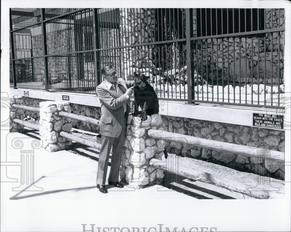 1974 Press Photo Aquatarium Owner Frank Coannova with Panther - RSL66801 - Historic Images