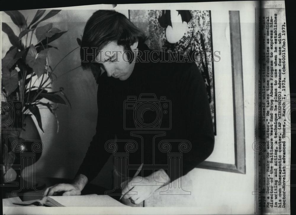 1973 Press Photo Dr Charles Wasserman Works On His First Novel - RSL39107 - Historic Images