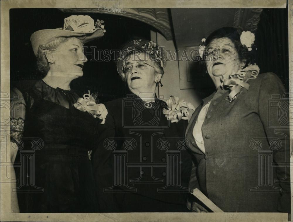 1952 Press Photo Mrs Benjamin Daniels, Mrs Victor Lewis, Mrs Maurice Caro - Historic Images