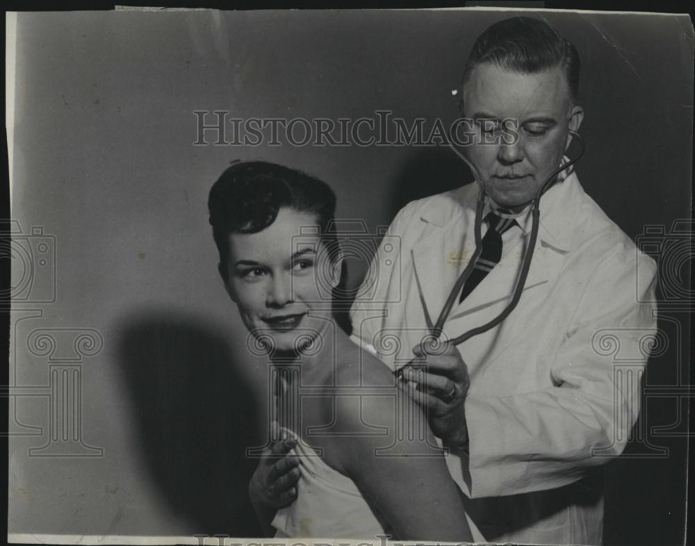 1962 Press Photo Singer Lu Ann Simms and a doctor for a check up - RSL06723 - Historic Images