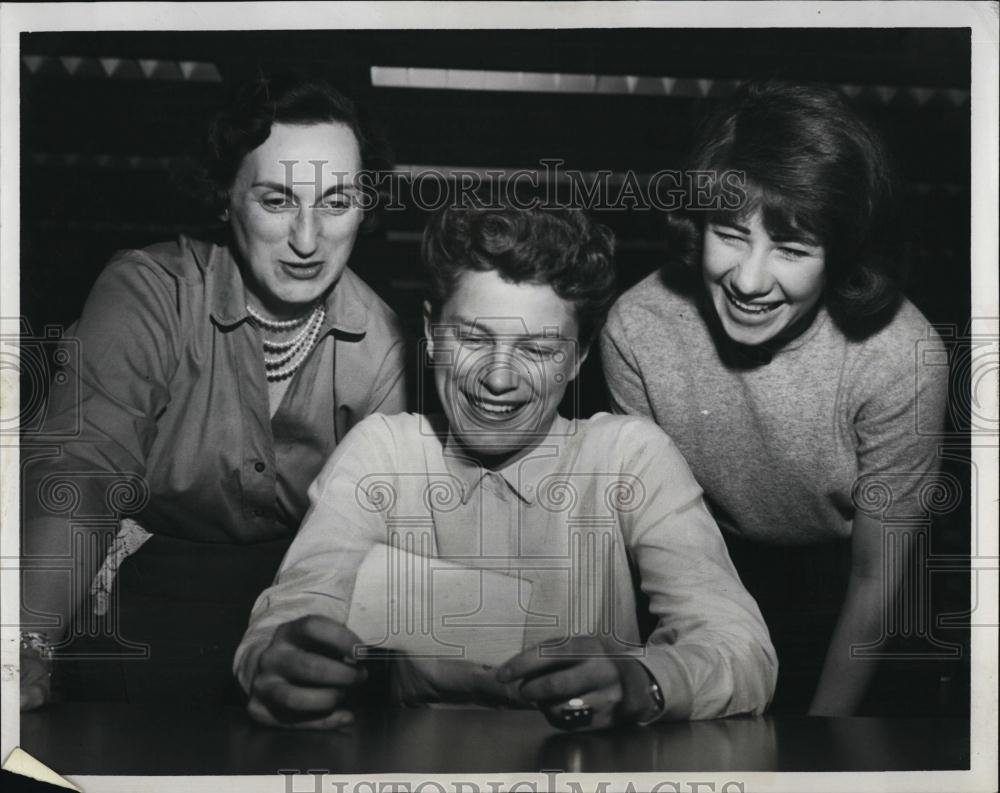 1961 Press Photo Joyce LeTourneau,D Cook &amp; Diane Kulesza with lottery tickets - Historic Images