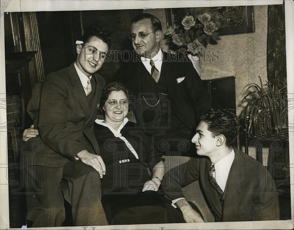 1937 Press Photo Alfred Mrs Santossuoso and sons Vincent and Alfred Jr - Historic Images