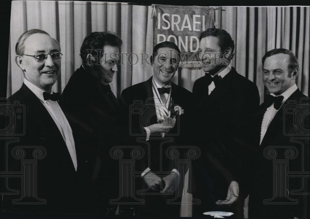 1972 Press Photo Israel Minister Shimahon Inbal, awarded a silver Jubilee medal - Historic Images