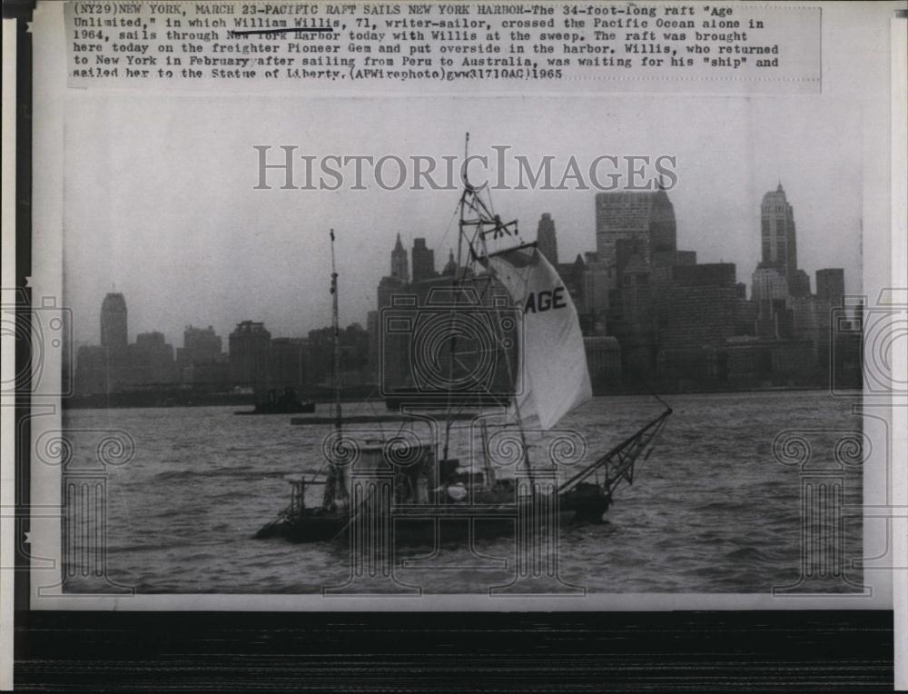 1965 Press Photo William Willis in &quot;Aged Unlimited&quot; Sails New York Harbor - Historic Images