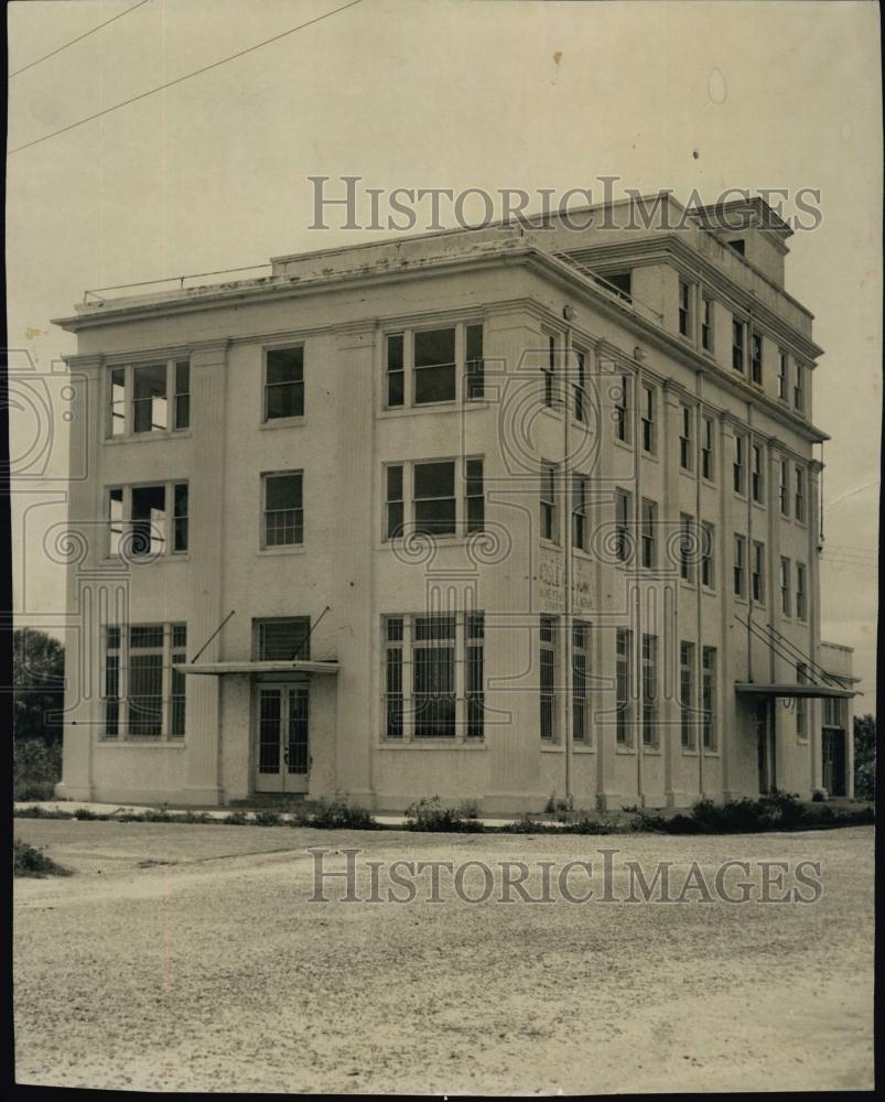 1946 Press Photo McAdoo Bank Building Sold to E A Mariani - RSL65053 - Historic Images