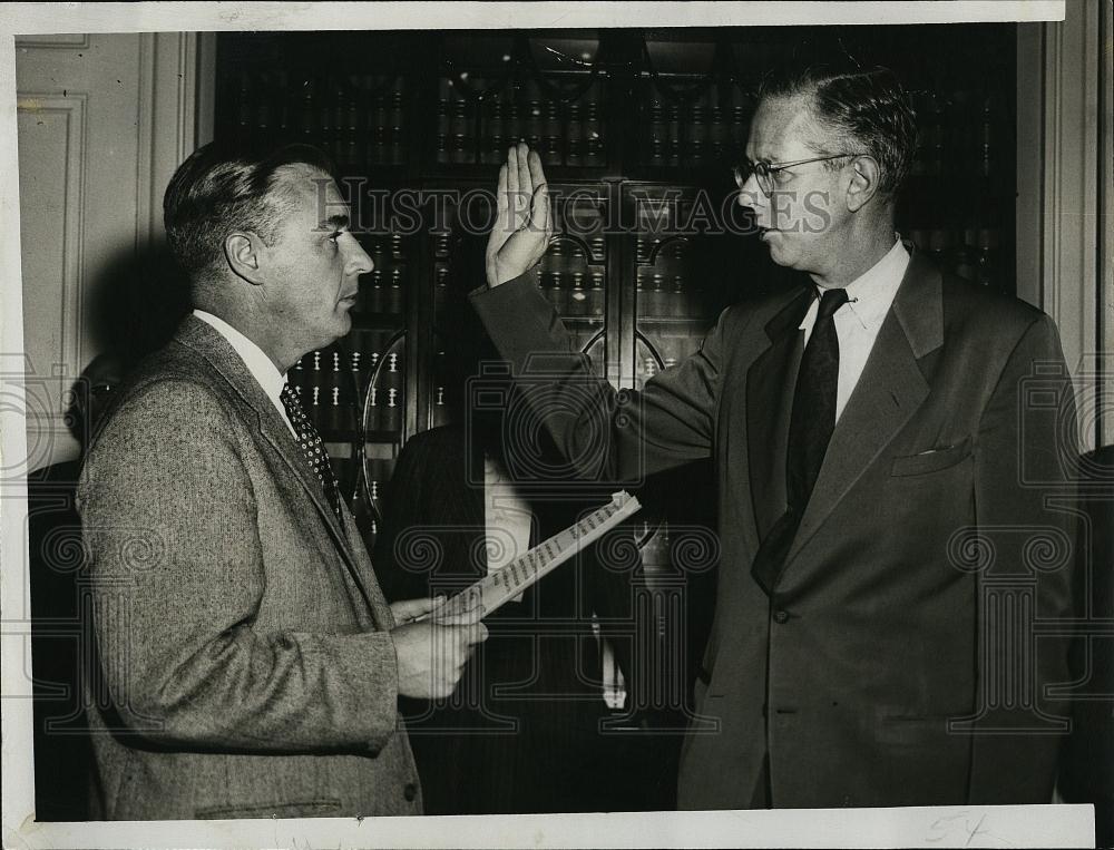 1955 Press Photo Gov Sumner Whittier swearing in John Dane Jr as CCT - Historic Images