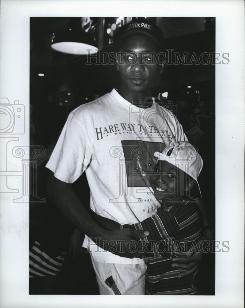 1995 Press Photo Brandford Marsalis gives sax to hard rock cafe - RSL79607 - Historic Images