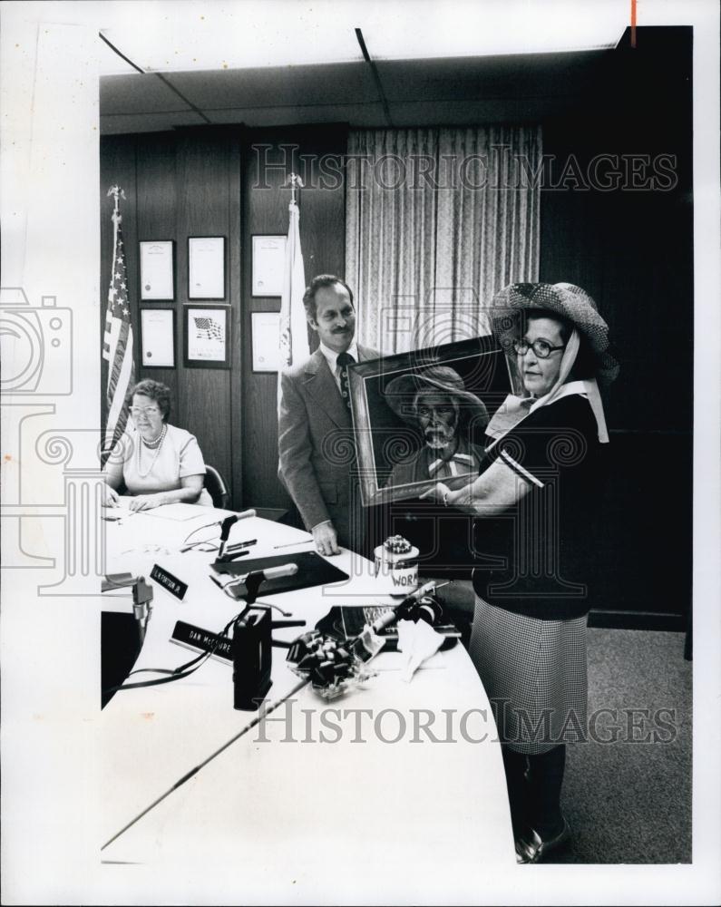 1974 Press Photo Eva Miller, County Welfare &amp; Personnel Director - RSL64351 - Historic Images